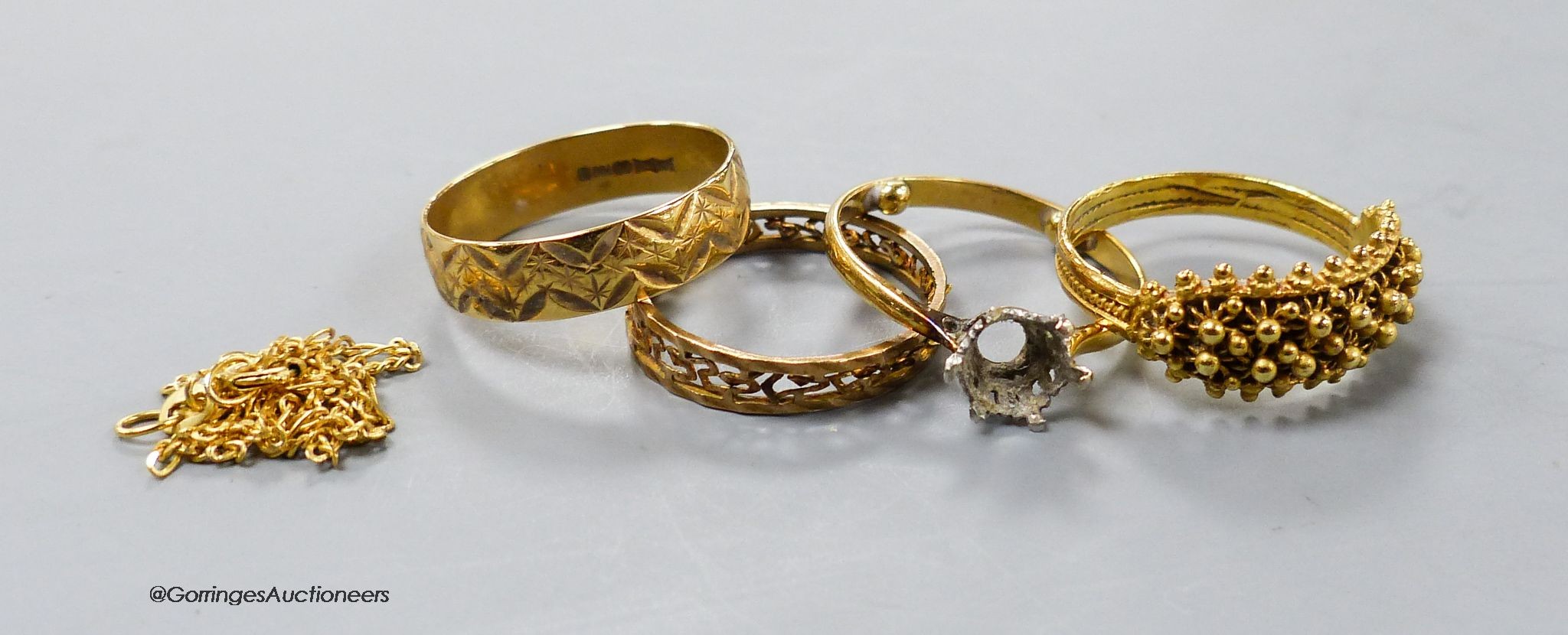 An 18ct gold tablet ring decorated with spheres and an 18ct gold wedding ring 5.6 grams, a yellow metal ring with vacant setting, a pierced 9ct band and a 9ct gold fine chain bracelet, 3 grams.